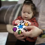 Kép 9/10 - Baby Einstein Érzékszervi játék, Curiosity Clutch™, 3 hó+