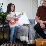 Kép 8/10 - BABY EINSTEIN Fa zenélő játék gitár Together in Tune Guitar™ Connected Magic Touch™ HAPE - 