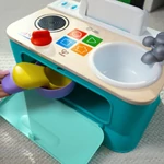 Kép 8/10 - Baby Einstein Zenélő játékkonyha, Magic Touch Kitchen™ Pretend to Cook, HAPE, 9 hó+