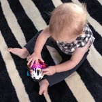 Kép 9/9 - Oball Autó és csörgő, 2in1 Curious Car, zebra, Zen™, 3 hó+