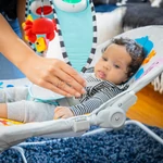 Kép 6/10 - BABY EINSTEIN Zenélő rezgő pihenőszék Kick to It Opus 18kg-ig