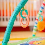 Kép 10/10 - BRIGHT STARTS Játszószőnyeg játékhíddal Wild Wiggles aktivitással - 0hó+