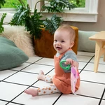 Kép 6/10 - INGENUITY Crinklet™ érzékszervi játék C gyűrűn mosómedve Deni 0m+