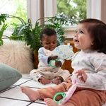 Kép 9/10 - INGENUITY Crinklet™ érzékszervi játék C gyűrűn mosómedve Deni 0m+