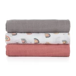 Kép 5/10 - Petite&Mars Bambusz muszlin 3db-os pelenka szett, Moussy Rose Rainbows, 68 x 68 cm