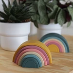 Kép 7/7 - Petite&Mars szilikon egymásra rakható játék, Rainbow, Misty Green, 12 hó+