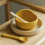 Kép 3/9 - Petite&Mars Szilikon tál tapadókoronggal, Take&Match, Intense Ochre, 6 hó+