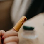 Kép 4/9 - Petite&Mars Szilikon ujjra húzható 2 db fogkefe szett, Ochre&Green, 0 hó+