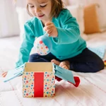 Kép 2/3 - Melissa & Doug bébijáték, Fadoboz meglepetés játékokkal
