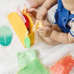 Kép 2/3 - Melissa & Doug bébijáték, Tapintásfejlesztő puha tacoban