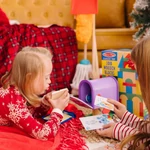 Kép 2/3 - Melissa & Doug azúrkék nyomok és te fa postaláda készlet
