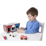 Kép 2/3 - Melissa & Doug Fa készségfejlesztő játék, Garázs kulcsokkal és készenléti járművekkel