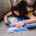 Kép 2/3 - Melissa & Doug kreatív játék, rajzolás vízzel, Azúrkék nyomok és te - formák