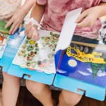 Kép 2/3 - Melissa & Doug kreatív játék, újrahasználható matrica füzet, Mancs Őrjárat - A nagy mentőakció
