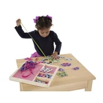 Kép 2/3 - Melissa & Doug Készségfejlesztő játék, Fűzős öltöztető, kislány