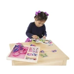 Kép 3/3 - Melissa & Doug Készségfejlesztő játék, Fűzős öltöztető, kislány