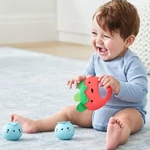 Kép 4/5 - Skip Hop Farmstand mosolygós gyümölcs csörgő
