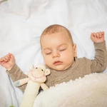 Kép 8/8 - BabyOno sípoló Sweet Lambie bárány plüss 606