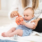 Kép 3/4 - Nattou rágóka szilikon labda szett 2db narancssárga-szürke