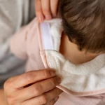 Kép 10/10 - Tommee Tippee etető előke Comfeefit újszülött 2 db
