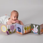 Kép 6/10 - Taf Toys bébikönyv puha Városi kert 13065