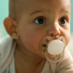 Kép 3/4 - Philips AVENT játszócumi Ultrasoft Premium neutral 0-6hó fiús 2db