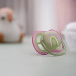 Kép 4/5 - Philips AVENT játszócumi Ultra Air szivárványos 0-6hó lányos 2db