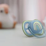 Kép 3/4 - Philips AVENT játszócumi Ultra Air 0-6hó szivárványos 1db