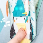 Kép 2/10 - Taf Toys játék autóba Penguin Play and Kick Car Toy zenélő pingvin 12955