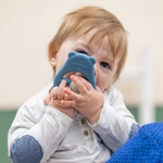 Kép 3/4 - Nattou rágóka szilikon Mackó mama kék