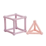 Kép 2/2 - Nattou rágóka szilikon kocka és háromszög szett 2db lila-pink