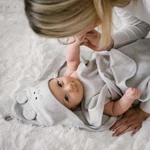 Kép 5/6 - BabyOno fürdőlepedő kapucnis bambusz 100x100cm egérfülekkel szürke 1553/03