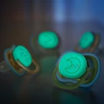 Kép 3/6 - Philips AVENT játszócumi ultra air éjszakai 18hó neutral 2db