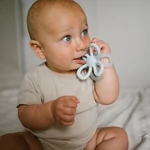 Kép 2/4 - BabyOno rágóka virág kék 1596/02