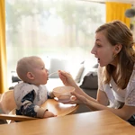 Kép 6/6 - BabyOno tányér - tapadó aljú, fedeles, kanállal krém/rózsaszín 1063/06