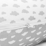 Kép 2/2 - Formázható univerzális szoptatós és alvós párna pamut huzattal - LittleCloudsGrayWhite