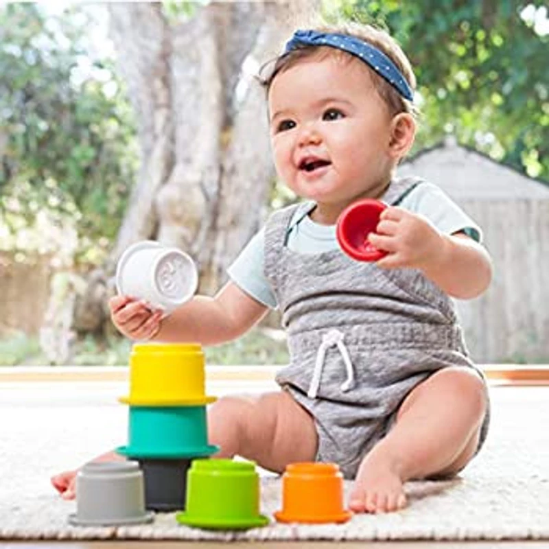 Infantino Stack&#039;N Nest poharas játék 8db-os