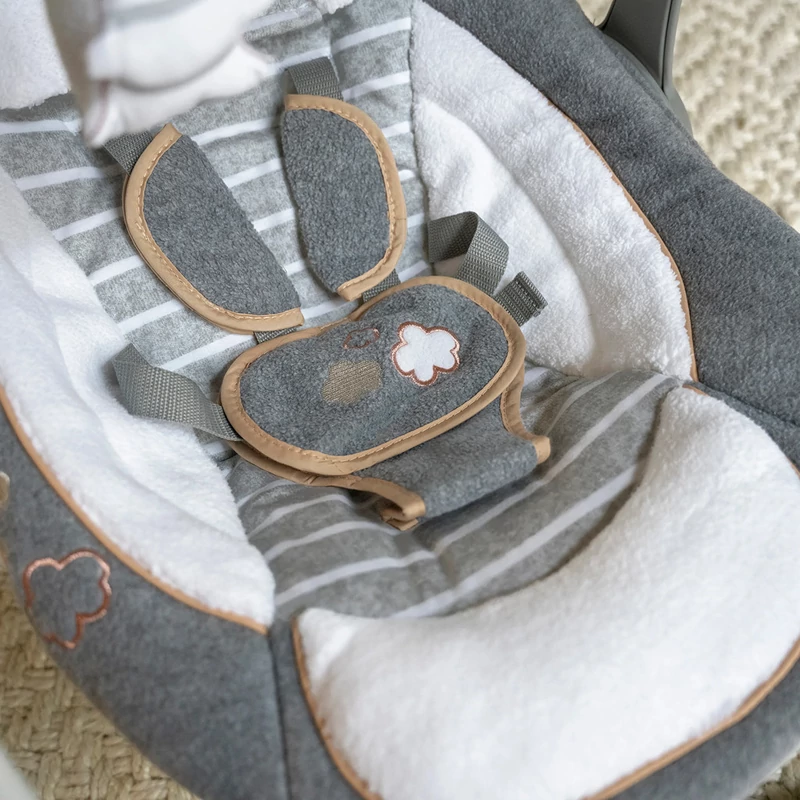 INGENUITY Konvertibilis utazó hinta dallamokkal Bella Teddy™ 0m+ 9kg-ig