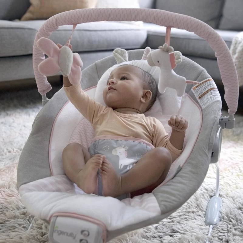 Ingenuity Rezgő pihenőszék dallamokkal, Flora the Unicorn™, 0 hó+, 9 kg-ig