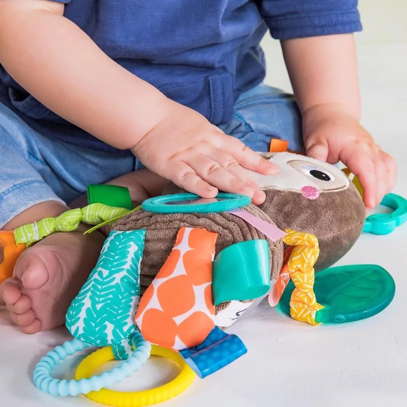BRIGHT STARTS Játék C karikán Playful Pals lajhár 0hó+