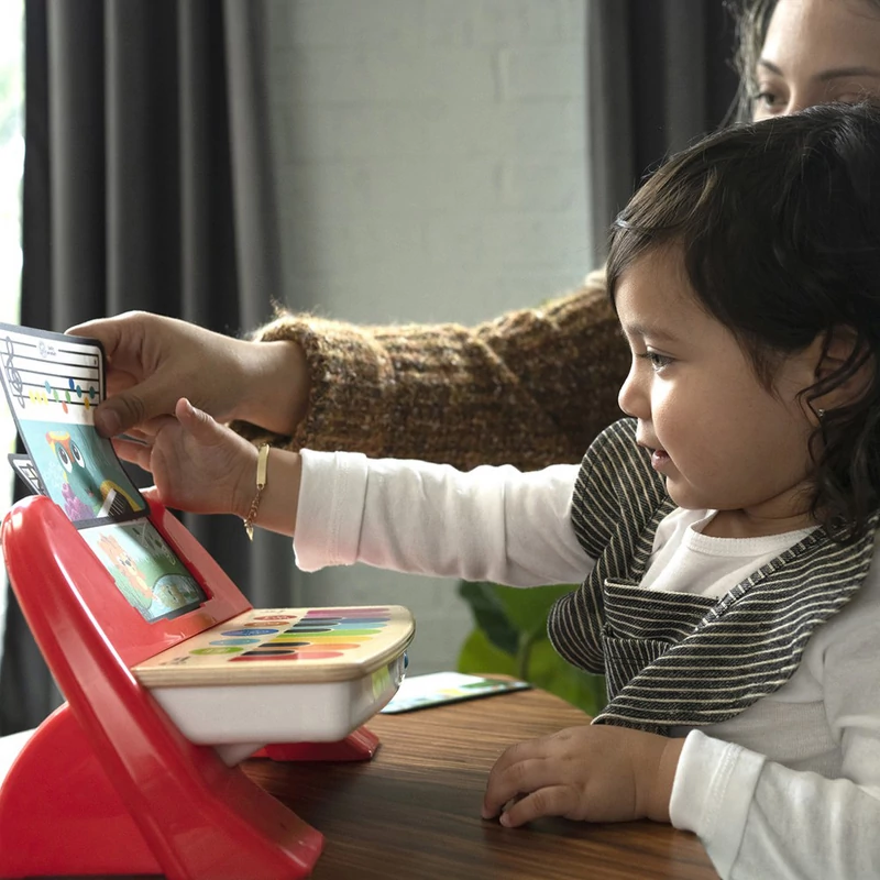 BABY EINSTEIN Játék fa zenélő zongora Cal’s First Melodies Magic Touch HAPE 6hó+