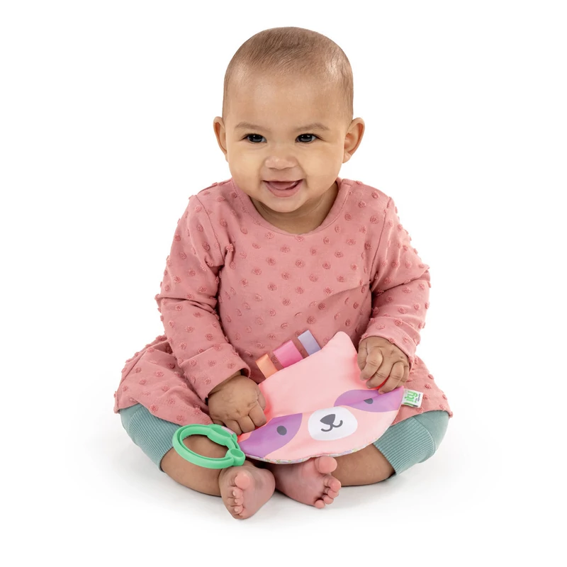 INGENUITY Crinklet™ érzékszervi játék C gyűrűn mosómedve Deni 0m+
