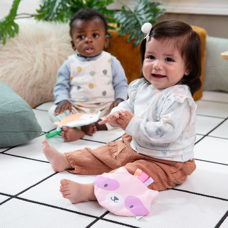 INGENUITY Crinklet™ érzékszervi játék C gyűrűn mosómedve Deni 0m+
