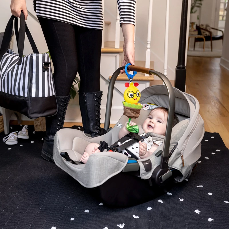 BABY EINSTEIN Játék csörgővel C-karikán u Cal-a-Puller™ - 0hó+