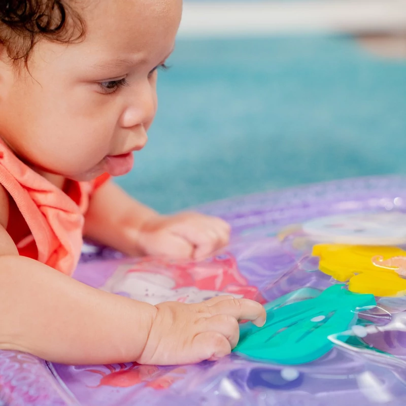 DISNEY BABY Vizes játszószőnyeg The Little Mermaid Sea Treasures™ 37x45 cm - 0m+