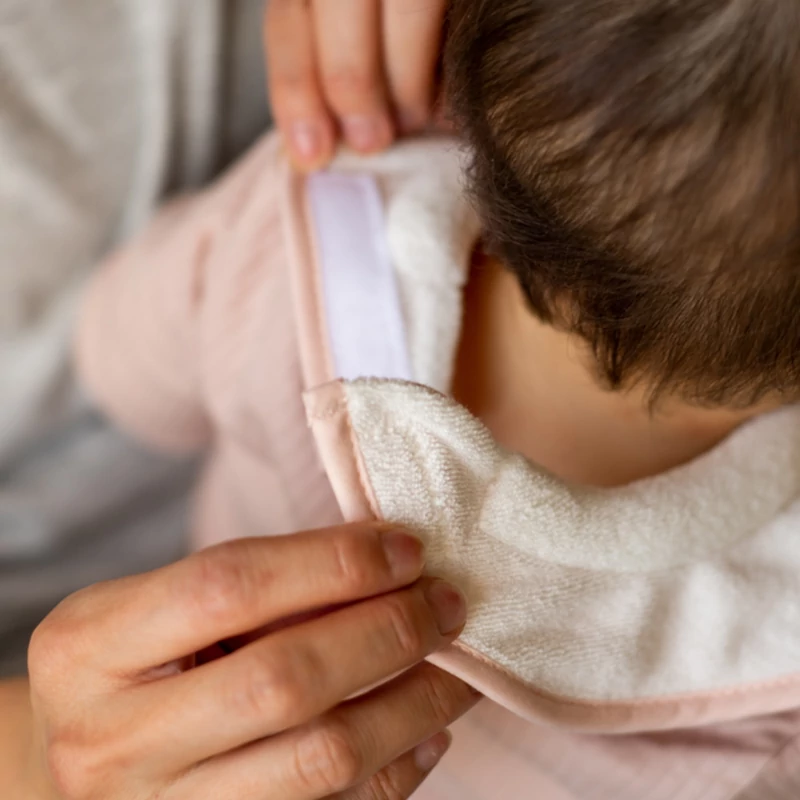 Tommee Tippee etető előke Comfeefit újszülött 2 db