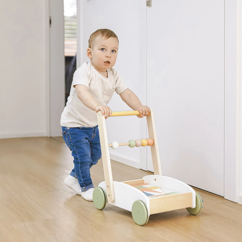 Zopa fa járássegítõ kiskocsi játékkockákkal