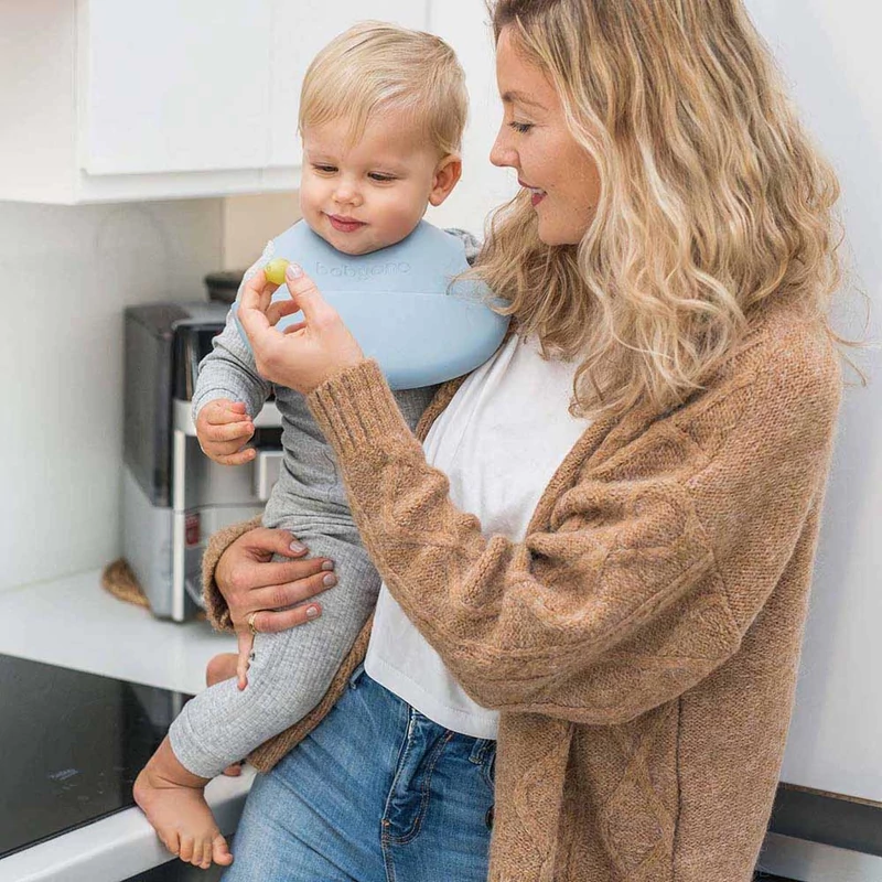 BabyOno előke - mûanyag puha állítható világoskék 835/05