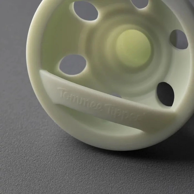 Tommee Tippee nyugtató cumi szilikon Breast-Like anyamell formájú 0-6 hó 2db színes